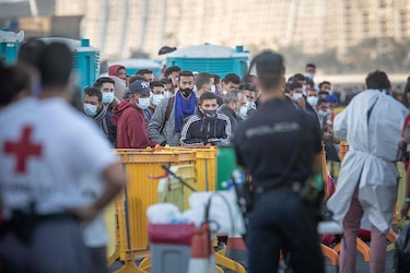 España habilitará carpas y campamentos para acoger a 7 mil migrantes en Canarias