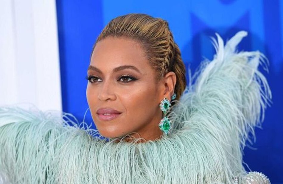 Beyoncé llora al visitar a víctimas de Harvey