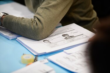 Abren los centros de votación para la segunda vuelta de las presidenciales en Argentina