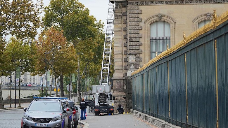 Un robo de joyas de ‘valor incalculable’ obliga a cerrar el museo del Louvre de París mientras la policía se lanza a la caza de los ladrones