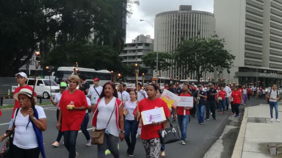 Realizan caminata para recordar a las víctimas del sida