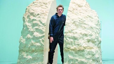 Artista se encierra en una piedra por ocho días