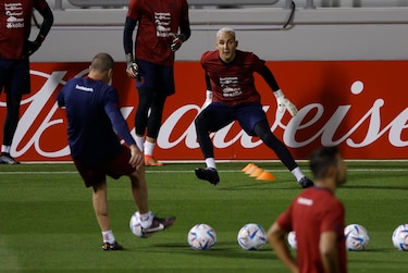 Costa Rica toca balón por primera vez en Catar y Suárez alaba a Luis Enrique