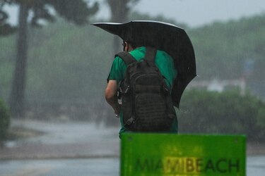 Tormenta Eta amenaza con convertirse en huracán y golpea Florida