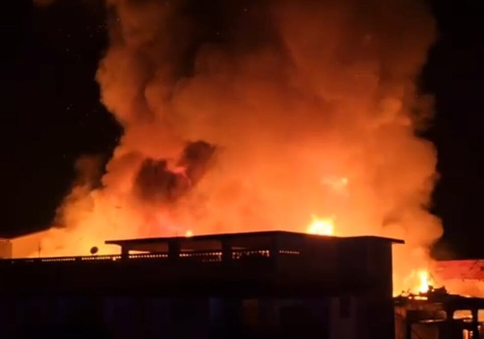 Inician investigación del incendio que consumió cuatro caserones en Colón y dejó a más de 70 personas afectadas