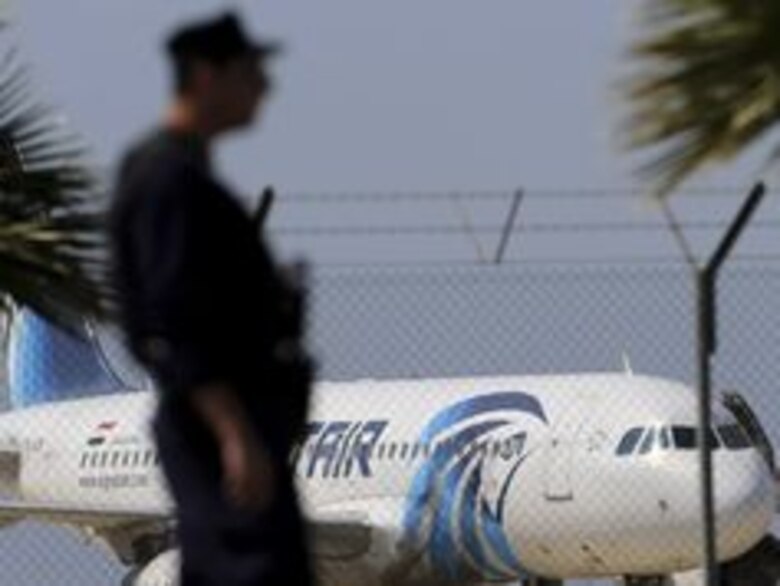 Liberados casi todos los pasajeros de avión egipcio secuestrado y desviado a Chipre