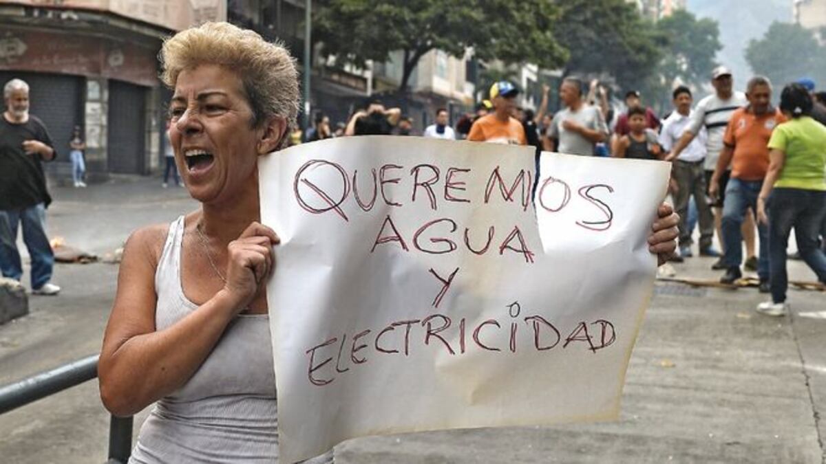 Protestan por falta de energía eléctrica y agua