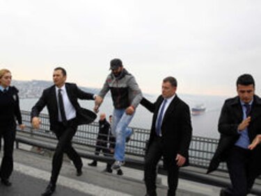 Presidente de Turquía convence a hombre de que no se suicide