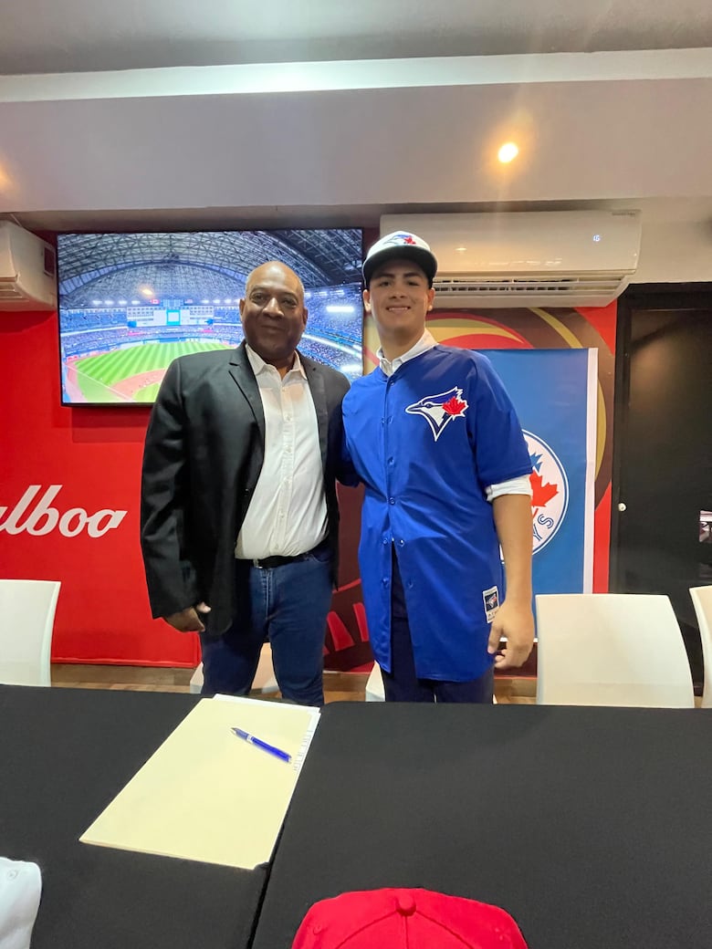 Toronto Blue Jays firma al santeño Nicolás Vergara