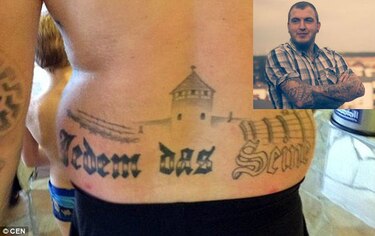 Condenan a político alemán por tatuarse símbolo nazi y mostrarlo en piscina