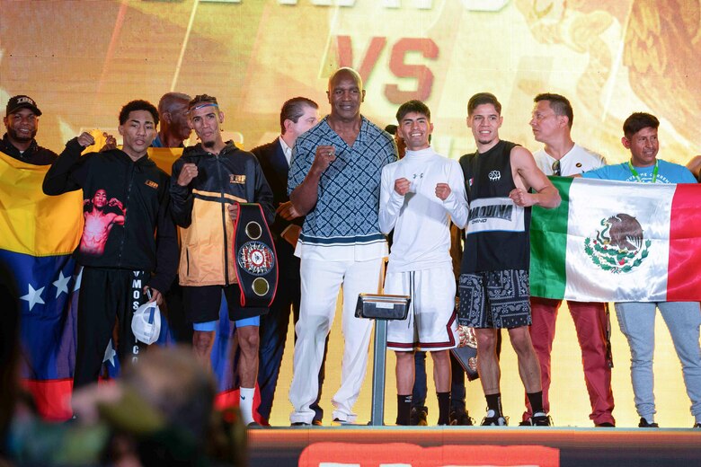 Evander Holyfield y otras leyendas del boxeo visitan Caracas para una noche de exhibición