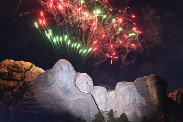 Trump visita el monte Rushmore mientras EU suma récords de contagios del virus