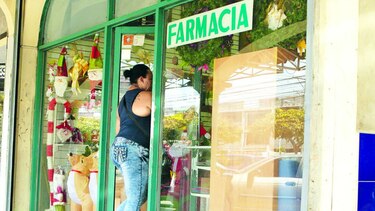 Pacientes, obligados a comprar medicinas