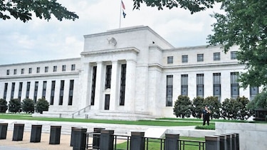 Mercado espera recorte de tasas de la FED este mes