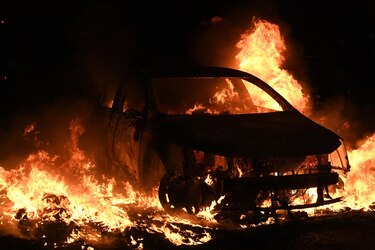 Incendian 500 edificios públicos y 1,900 vehículos en los disturbios de Francia