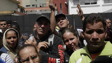 Decenas de cubanos acampan junto a la embajada de México