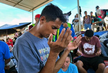 Caravana migrante realiza una vigilia en el sur de México