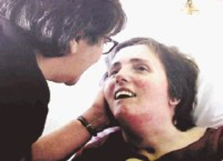 Terri expira en brazos de su esposo