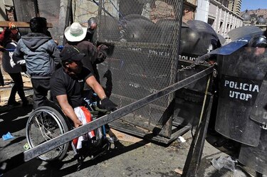 Bolivia: discapacitados escriben con sangre sus pancartas de protesta