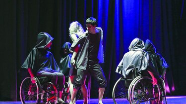 Bailes con sillas de ruedas y bastón
