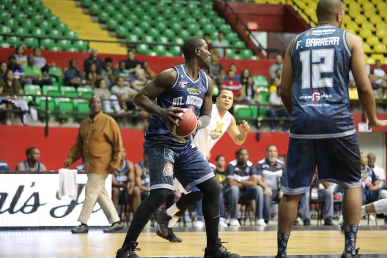 Los Caballos de Coclé siguen liderando de forma invicta el baloncesto panameño