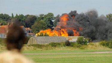 Avión de combate que participaba en una exhibición se estrella en Inglaterra; siete muertos