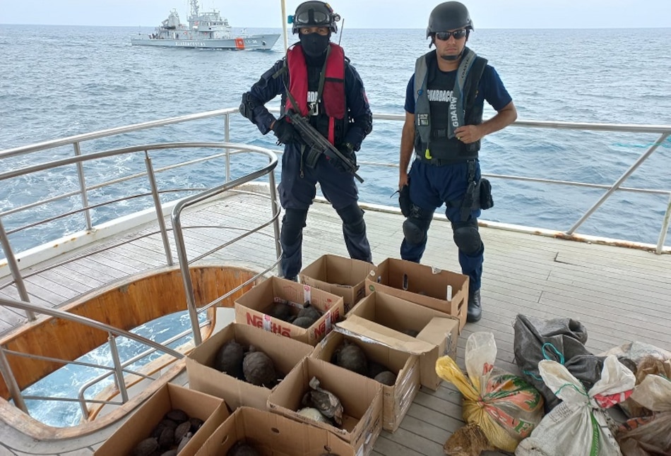 La Marina captura una embarcación con especies protegidas de Galápagos