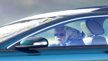 Fotografías de la reina Isabel II conduciendo un automóvil tranquilizan sobre su estado de salud