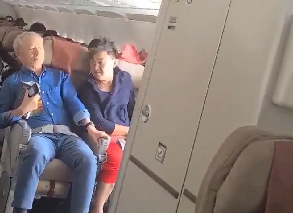 Un pasajero abre la puerta de emergencia de un avión antes del aterrizaje en Corea del Sur
