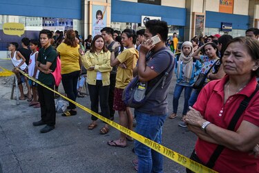Se rinde en Filipinas el hombre que tomó varios rehenes en un centro comercial
