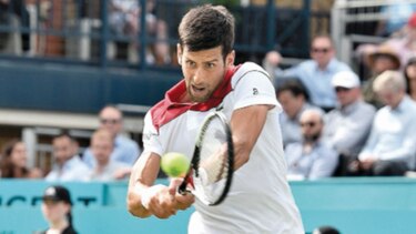 Djokovic se muestra intratable en su debut sobre la hierba
