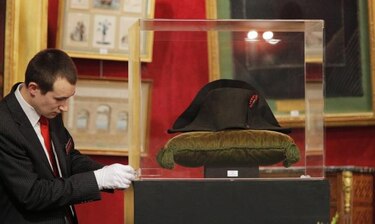 Subastan sombrero de Napoleón por 2.3 millones de dólares en París