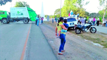 Cuestionan uso de camión en protesta