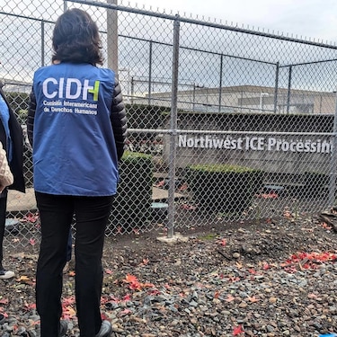 Intensifican la batalla contra las cárceles para migrantes que Trump planea ampliar
