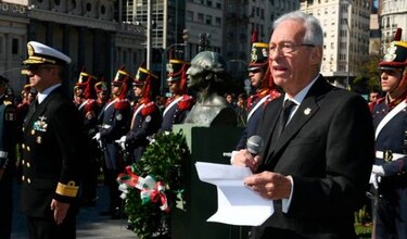 Sorprenden a embajador de México en Argentina robando un libro