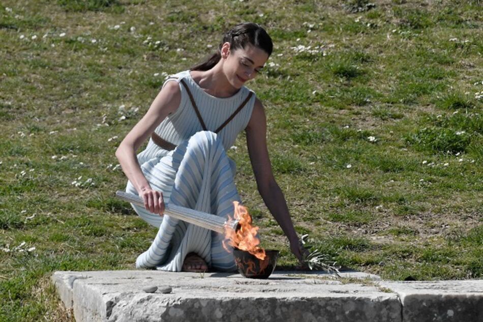 Encienden la tradicional llama olímpica en Grecia a puertas cerradas