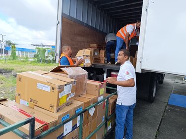 Minsa traslada por vía aérea más de 1,500 libras de medicamentos a Bocas del Toro ante bloqueo de vías