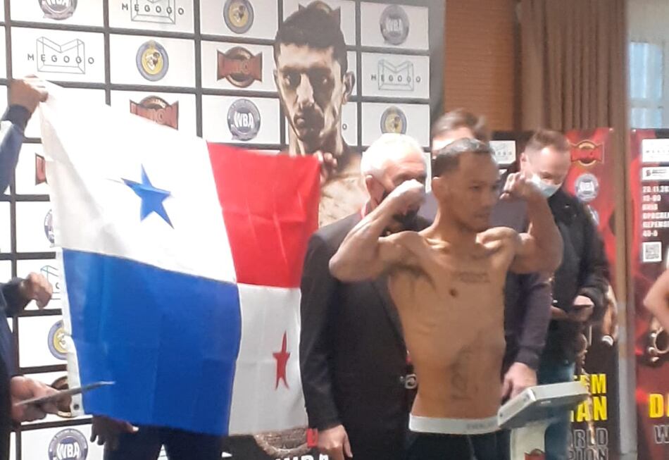 El Nica Concepción cumple con la balanza y está listo para combate por el título mundial de las 112 libras