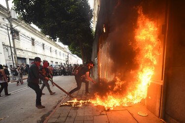 Congreso de Guatemala anula presupuesto para apagar crisis que tiene en jaque a Giammattei