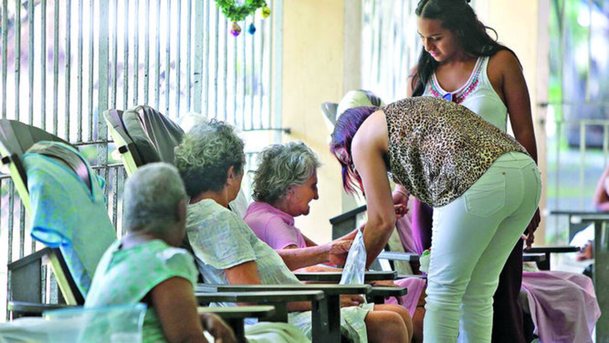 La señora Maribel Combe de Vergara visita el Hogar Bolívar de Ancianos desde hace 10 años. La primera vez que acudió al lugar fue para visitar a su nana quien la cuid
