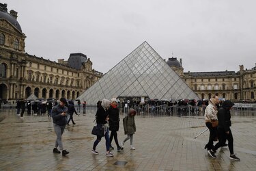 El Louvre no abrió sus puertas hoy domingo debido al nuevo coronavirus