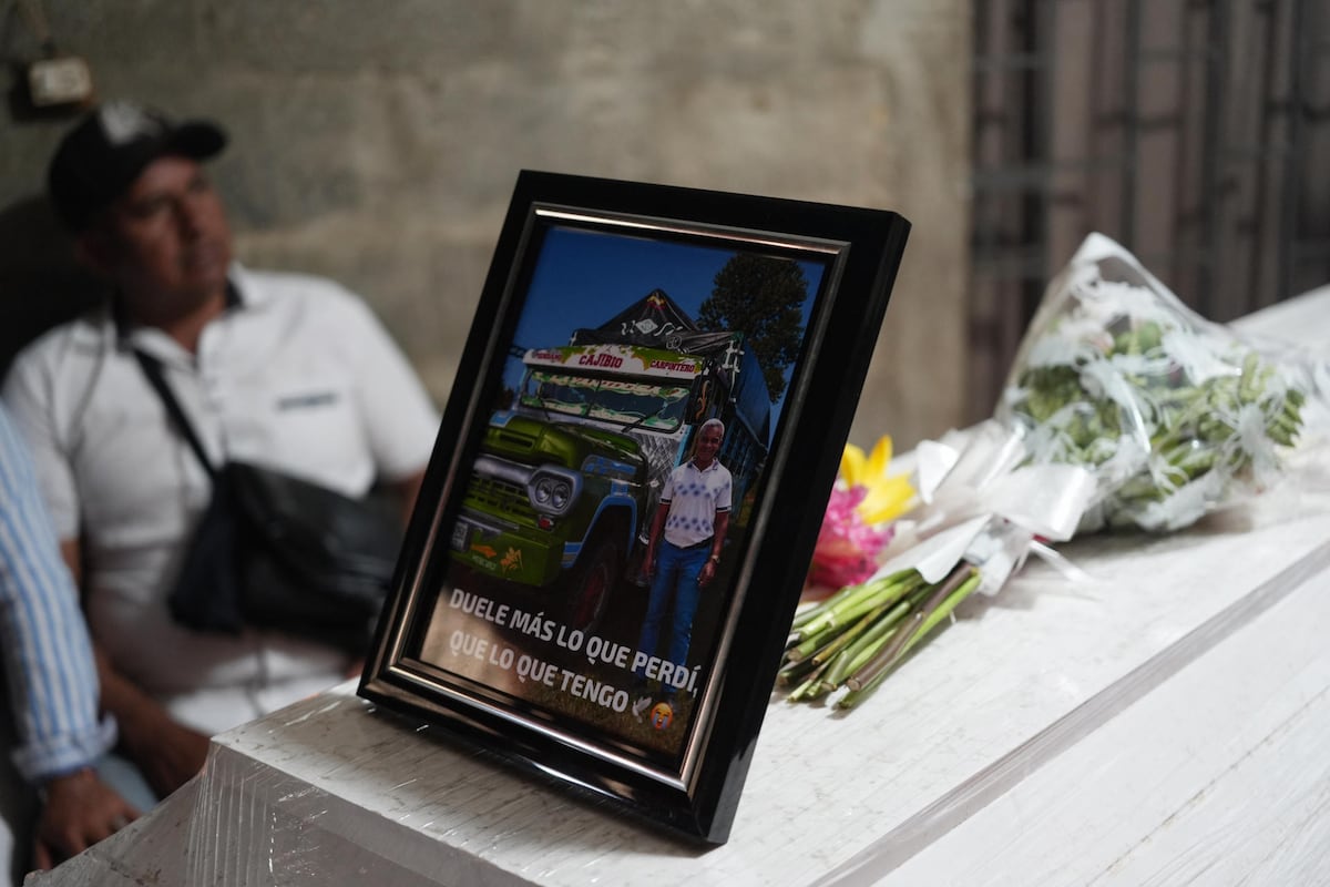 La comunidad colombiana de La Pedregosa despide a los muertos en ataque de la Panamericana