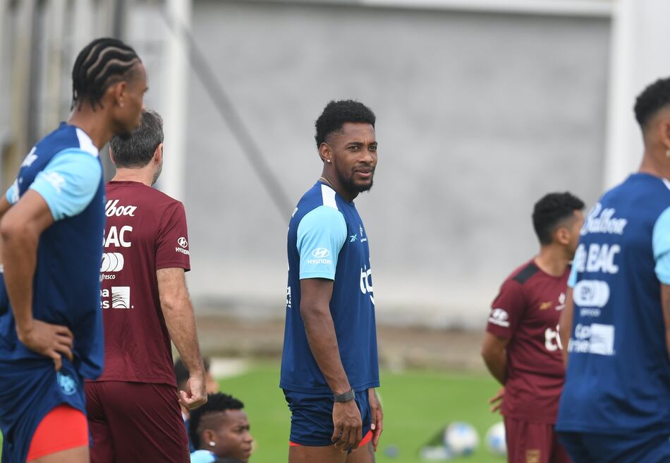 Molestias musculares de Michael Amir Murillo obligan al llamado de Iván Anderson