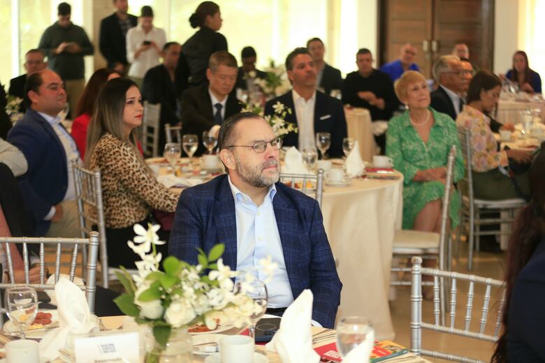 Café con La Prensa aborda cómo la conectividad impulsa la competitividad en la era digital