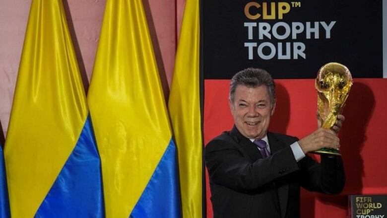 David Trezeguet lleva la Copa del Mundo a Colombia
