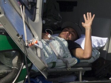Neymar deja la concentración de Brasil en helicóptero para tratarse su lesión