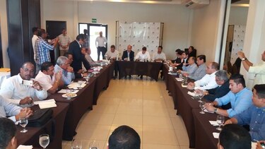 Comienza reunión entre transportistas y representantes del Gobierno
