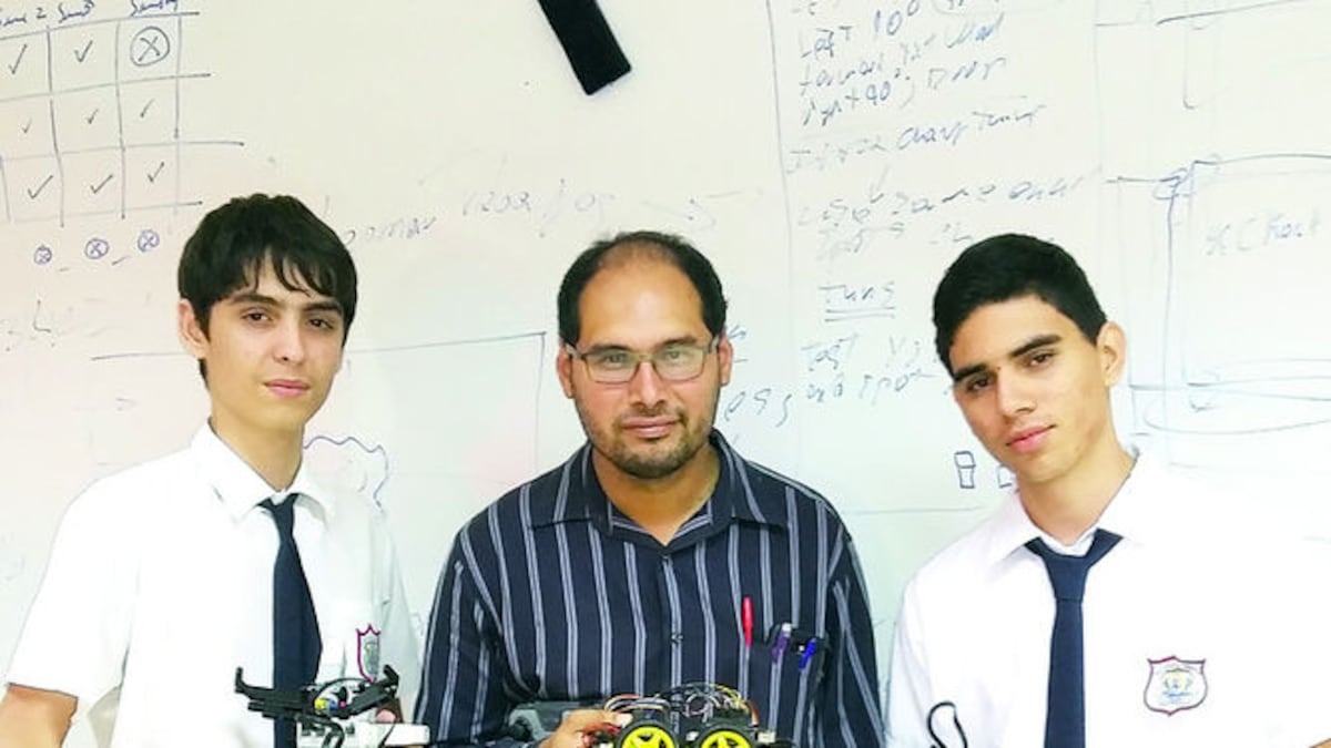 Luis Villalaz, el profesor Leomar Acosta y Raúl Cedeño, del Instituto Urracá de Veraguas. CORTESÍA