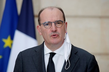 Francia pone fin el jueves al uso de mascarilla al aire libre y levanta el domingo toque de queda