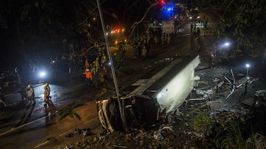 Al menos 18 muertos y 50 heridos al volcar un autobús de dos pisos en Hong Kong
